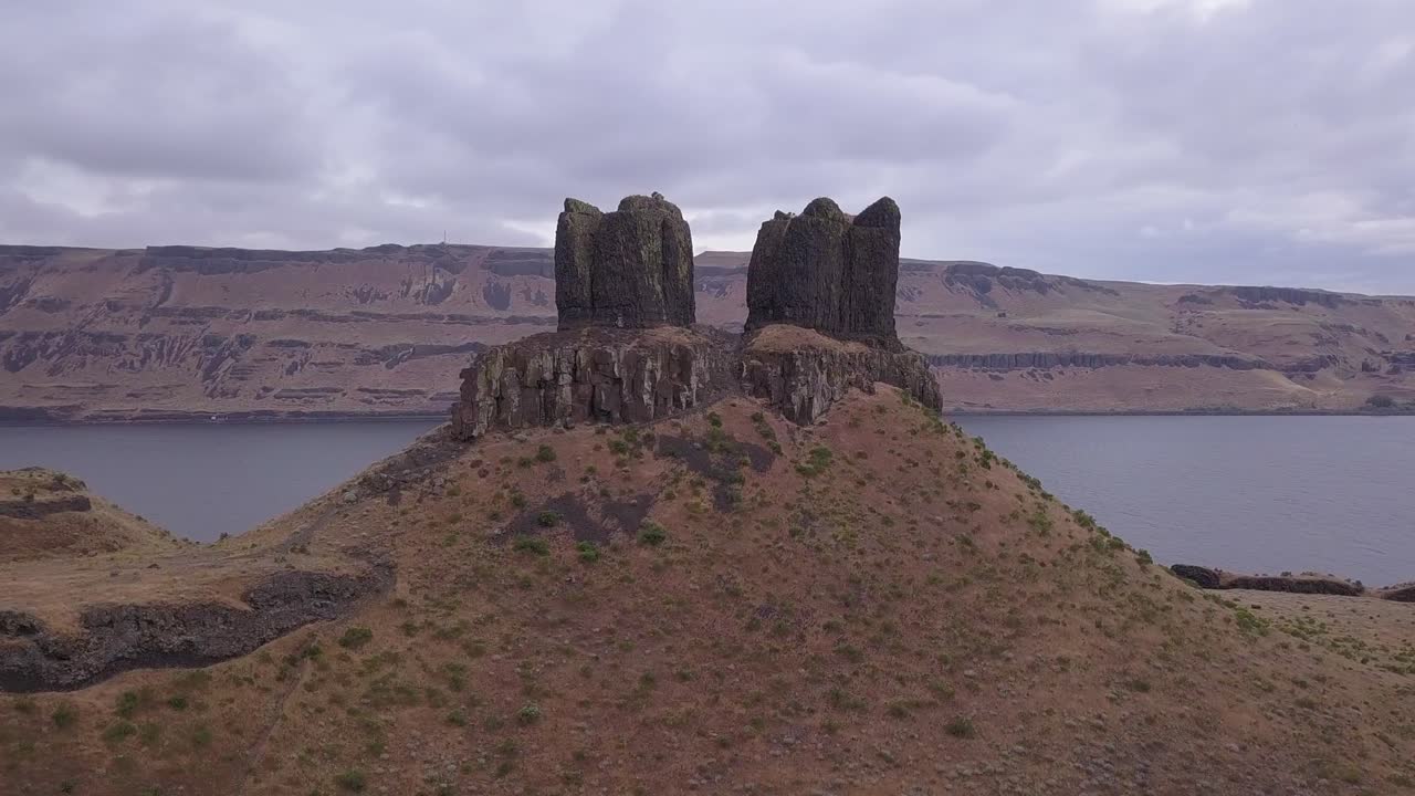 워싱턴 주 컬럼비아 강을 따라 건조한 와일드 웨스트 록 스파이어 풍경