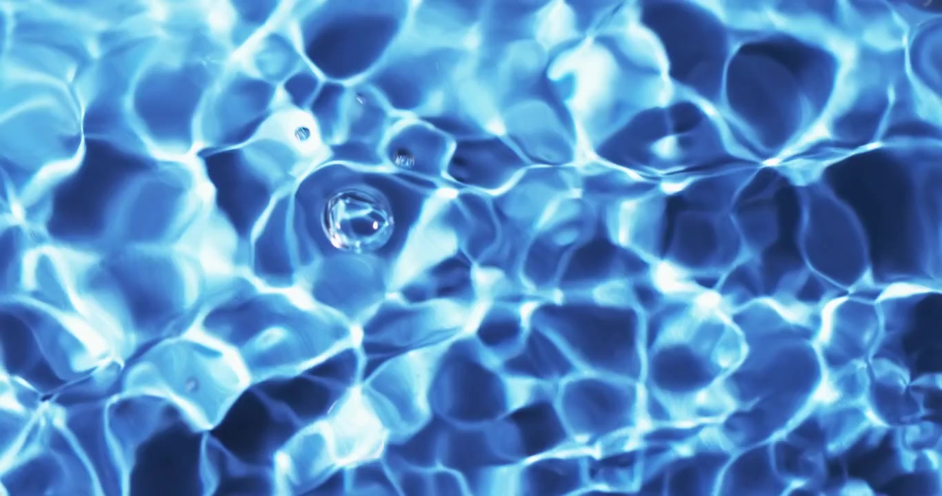 Video in primo piano di gocce d'acqua con spazio per il testo su sfondo blu