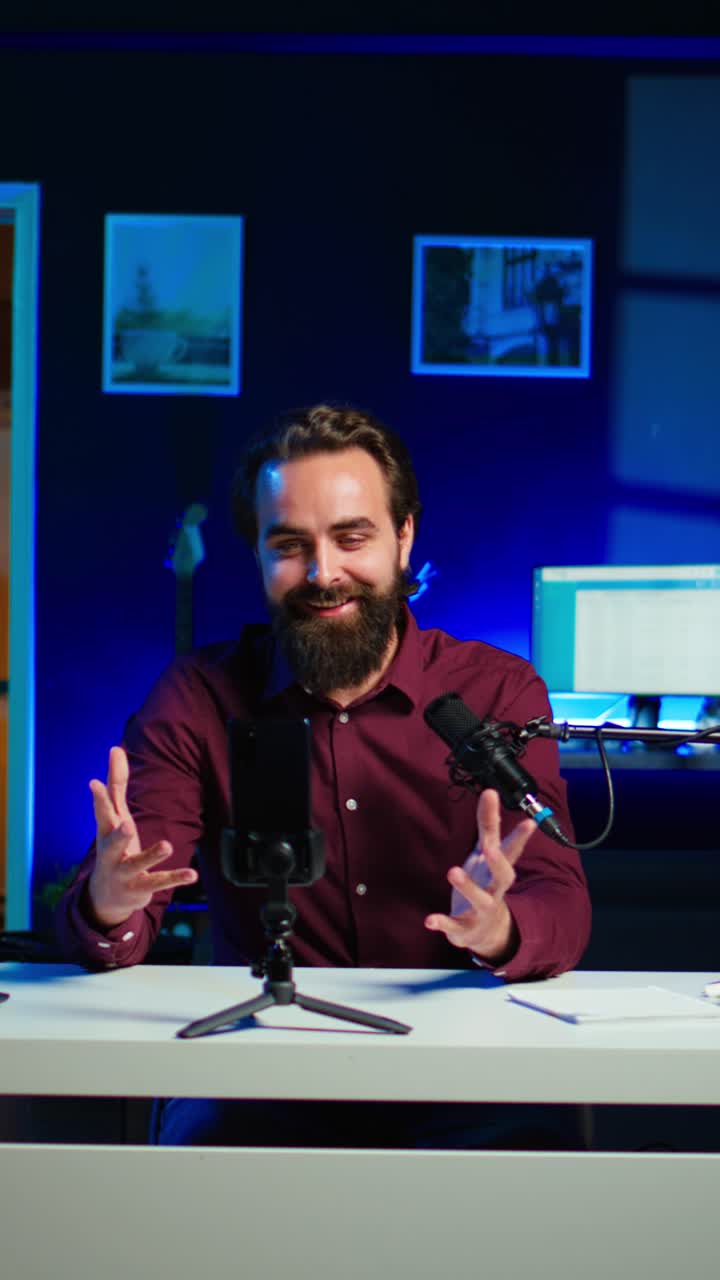 Creator di contenuti video verticali che modifica il microfono durante le riprese con il telefono