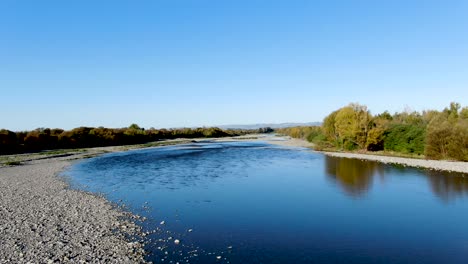 Atemberaubende-Landschaft-Des-Flusses,-Der-In-Der-Neuseeländischen-Wildnis-Fließt---Luftdrohne