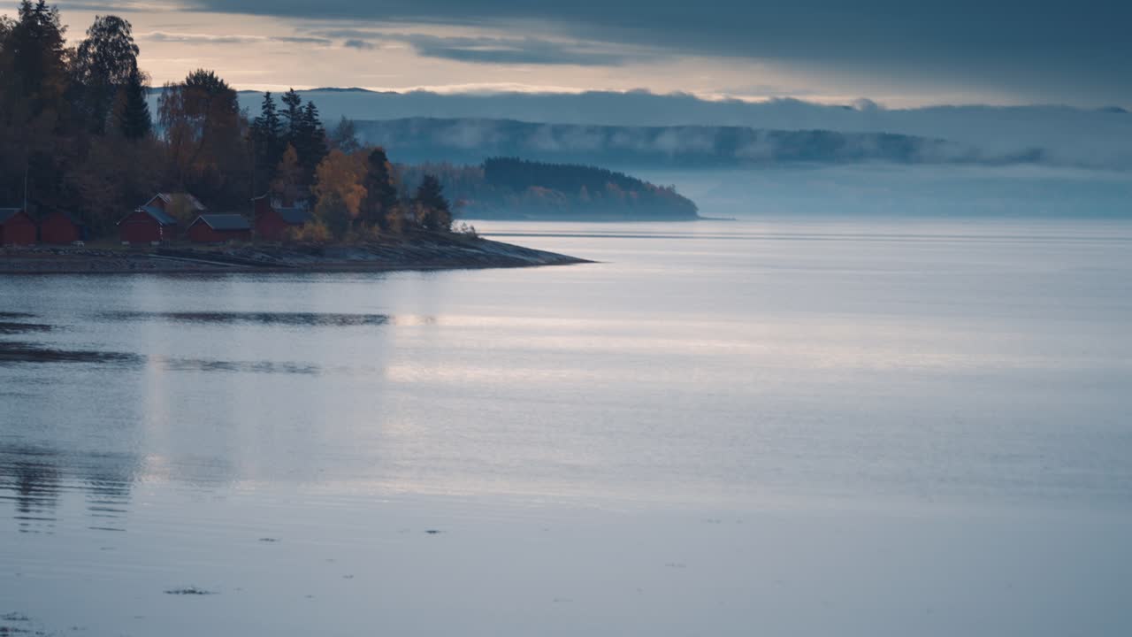 en lille fiskerlandsby ved kysten af fjorden