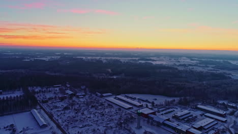 Sonnenuntergangs-Skyline-über-Gefrorener-Stadtdrohne,-Die-Im-Winter-Die-Lage-Der-Stadtlandschaft-Festlegt,-Rosafarbener,-Goldener-Himmelshintergrund-Mit-Farbverlauf,-Flug-über-Kalter-Abendstadt