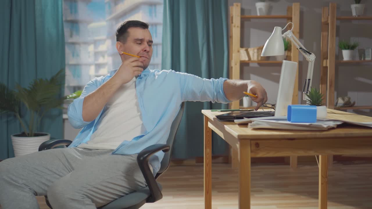 중년 남성 프리랜서 또는 사무실 직원이 직장에서 미루고 있습니다.