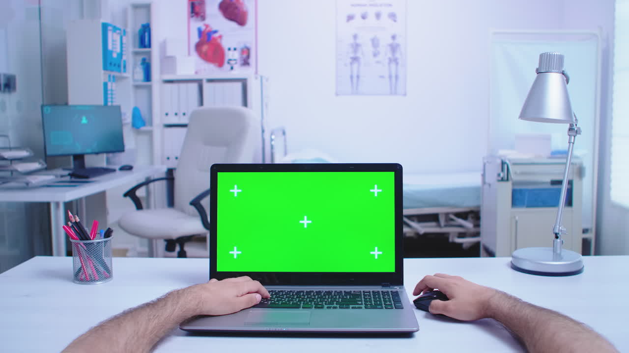 de pov asistente usando portátil con espacio de copia