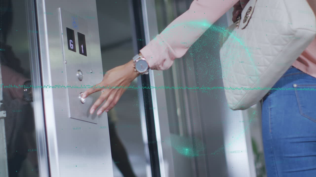 엘리베이터를 사용하는 백인 사업가 여성에 대한 지구상 데이터 처리의 애니메이션