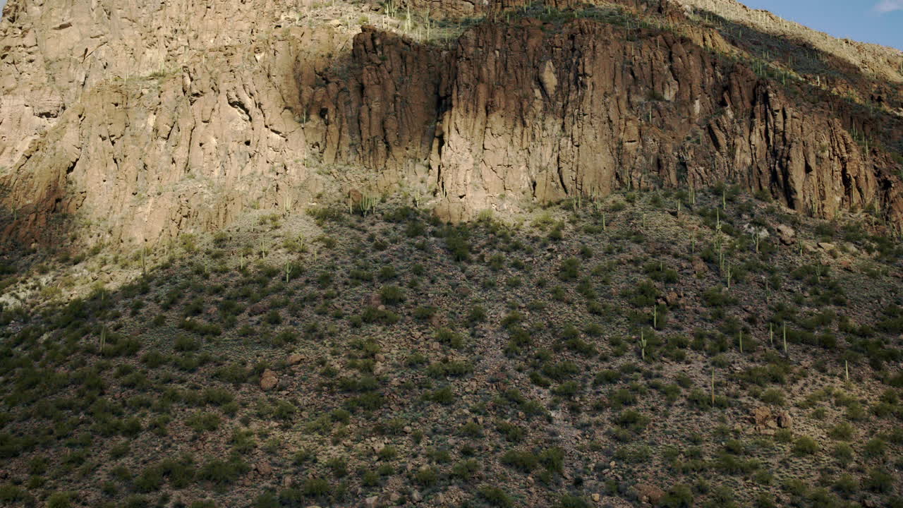 tomada de drone de sombras de nubes moviéndose a través del dramático paisaje de montaña desértica