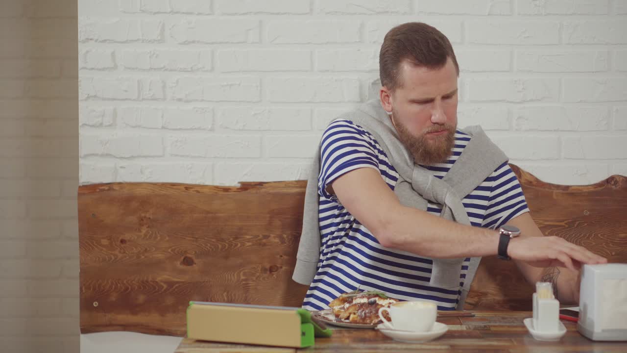 hombre tomando el desayuno en un café