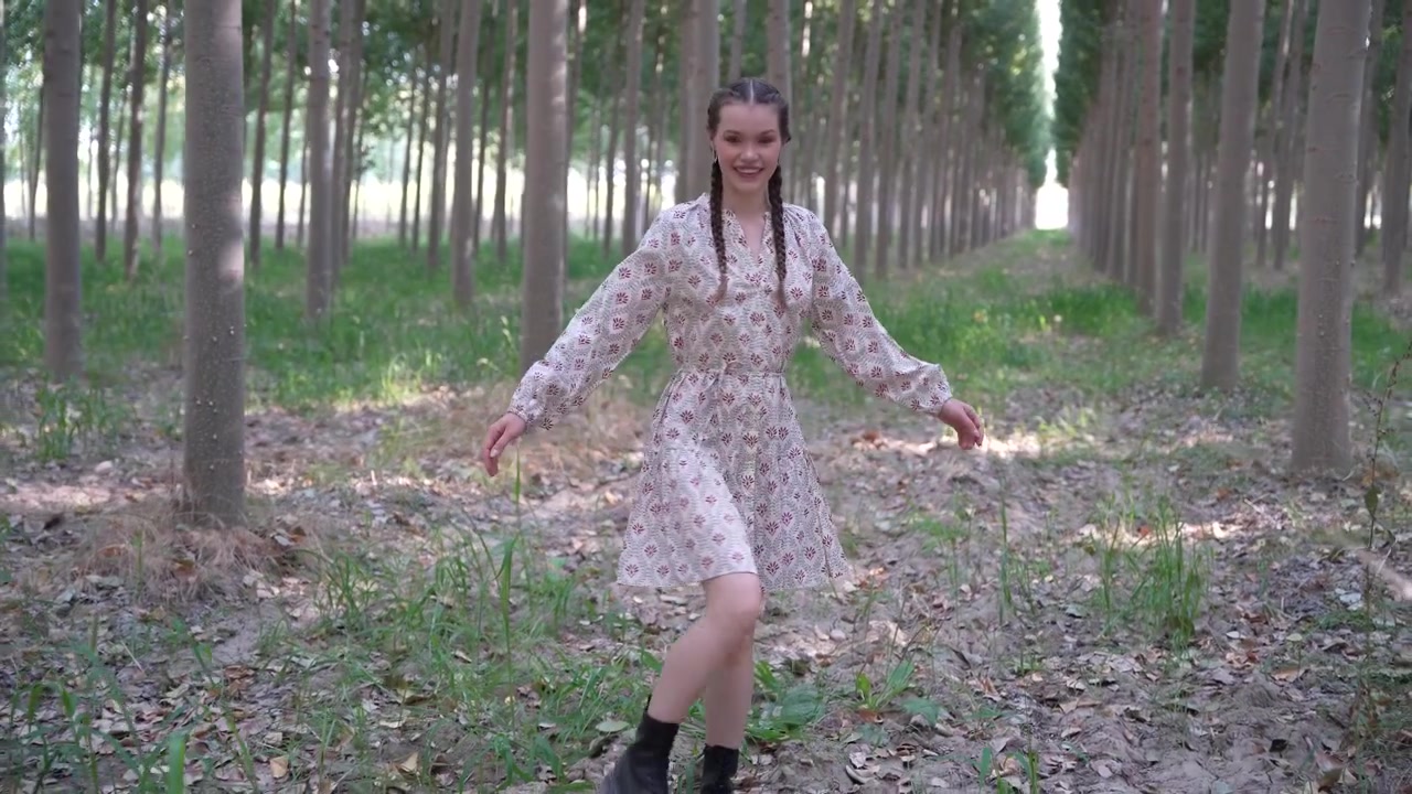 Una danza gioiosa e giocosa che si svolge in un ambiente forestale splendidamente tranquillo.