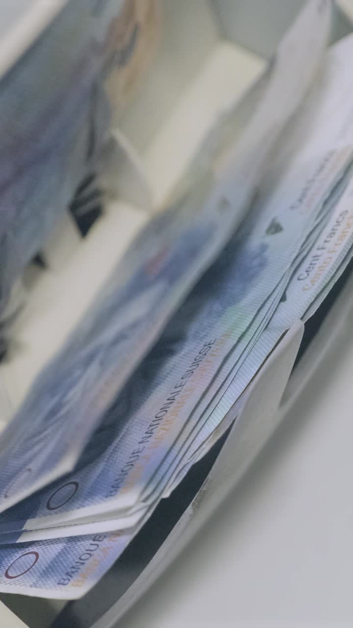 Schweiziske franc i en bakke til penge