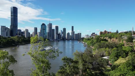 Brisbane-City,-flying-from-the-cliffs-at-Kangaroo-Point-over-the-Brisbane-River-towards-the-Story-Bridge-on-a-beautiful-Summer-day