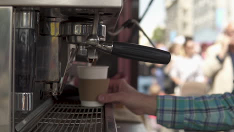 Ein-Mann-Kocht-Kaffee-Auf-Der-Straße,-Ein-Mobiler-Barkeeper-Erledigt-Seinen-Job