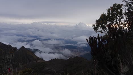 Lapso-De-Tiempo-En-La-Cima-De-Un-Volcán-Viendo-El-Pueblo-Del-Volcán