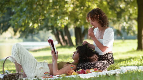 una pareja disfrutando juntos en el parque.