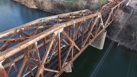 Alte-RJ-Corman-Eisenbahnbrücke-In-Der-Innenstadt-Von-Frankfurt,-Kentucky-Bei-Sonnenuntergang-Mit-Einem-Sonneneruptions-Lufttransport