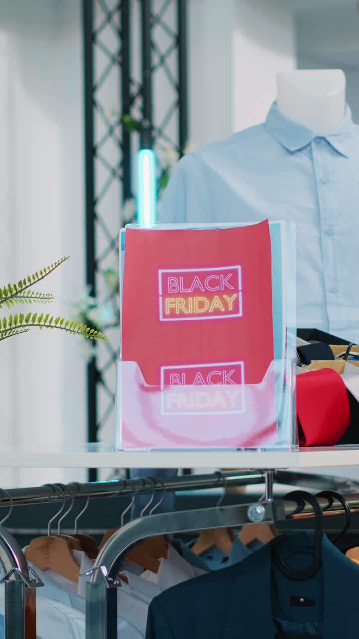 Vídeo vertical con etiquetas de rebajas de temporada en tienda de ropa