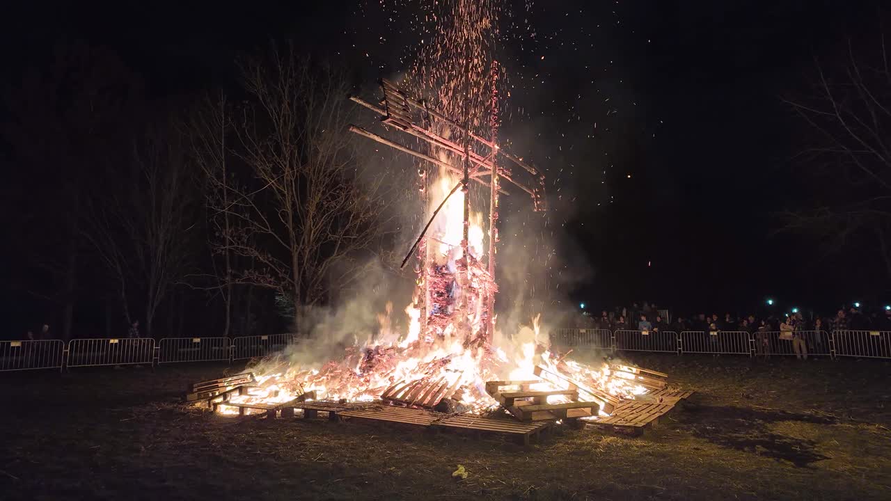 큰 야외 불과 그 주변에 있는 사람들