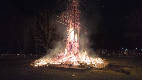 gran fuego al aire libre y la gente a su alrededor