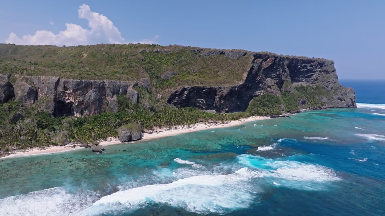 도미니카 공화국 라스 갈레라스 사마나 의 파란색 으로 된 프론톤 해변 의 드론 뷰