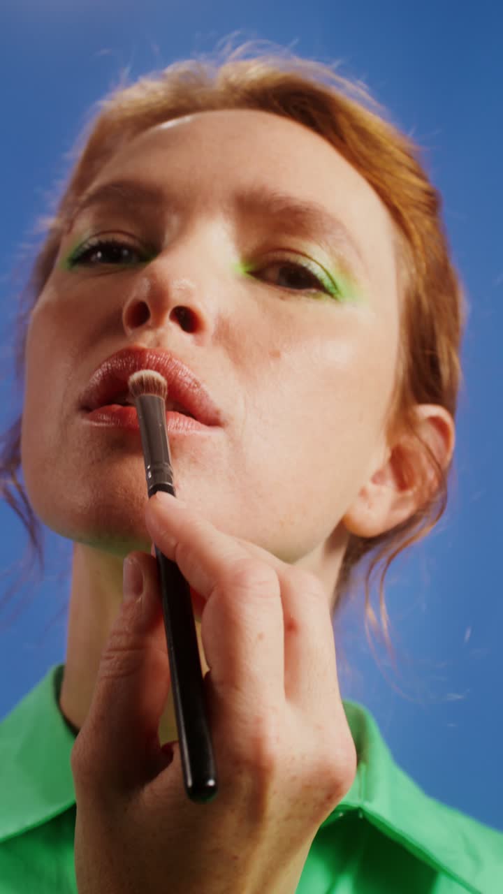 mujer aplicando maquillaje con un pincel