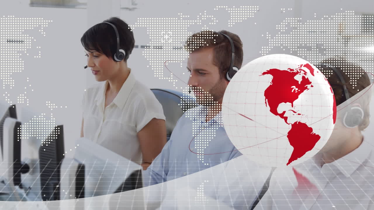 анимация глобуса и карты мира над бизнесменами, носящими наушники