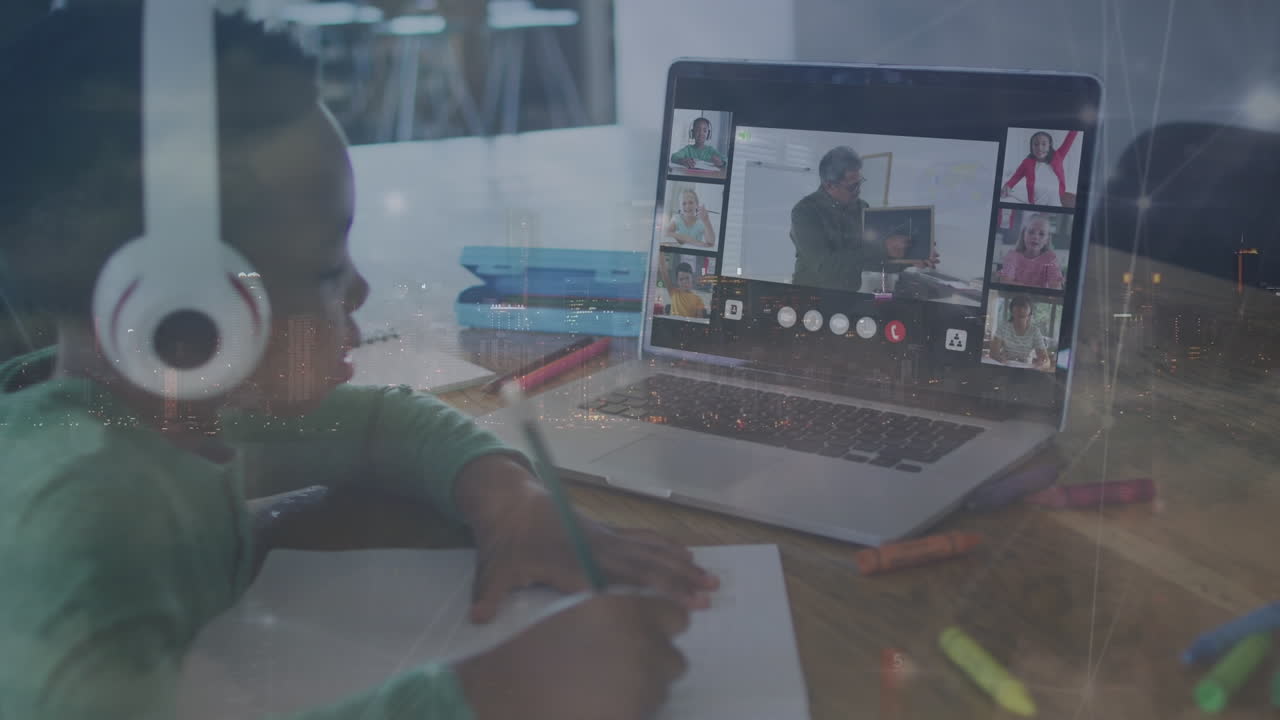 animación de una red de conexiones sobre un niño afroamericano que usa una computadora portátil para una lección escolar en línea