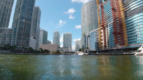 Hohes-Gebäude-In-Miami-Aus-Der-Sicht-Eines-Kleinen-Wasserfahrzeugs