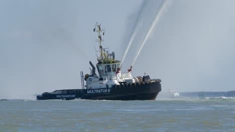 Remolcador-Mulratug-6,-Barco-Contra-Incendios,-Gira-Sobre-Su-Eje-Con-Cañón-De-Agua-A-Toda-Velocidad