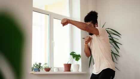 Zeitlupe-Eines-Gut-Aussehenden-Mannes-Mit-Gemischter-Rasse,-Der-Während-Des-Heimtrainings-Aktive-Boxschläge-Trainiert,-Zeitlupe