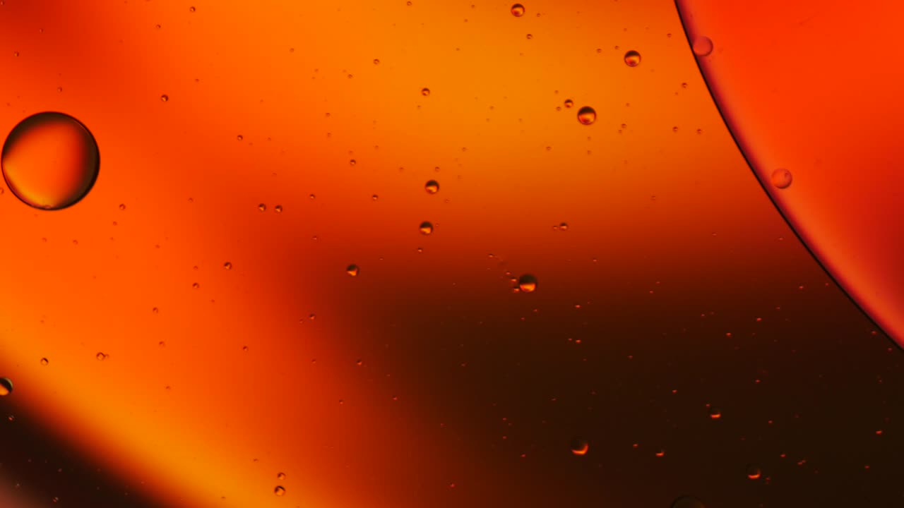 물 위에 떠다니는 기름방울의 다채로운 예술적.