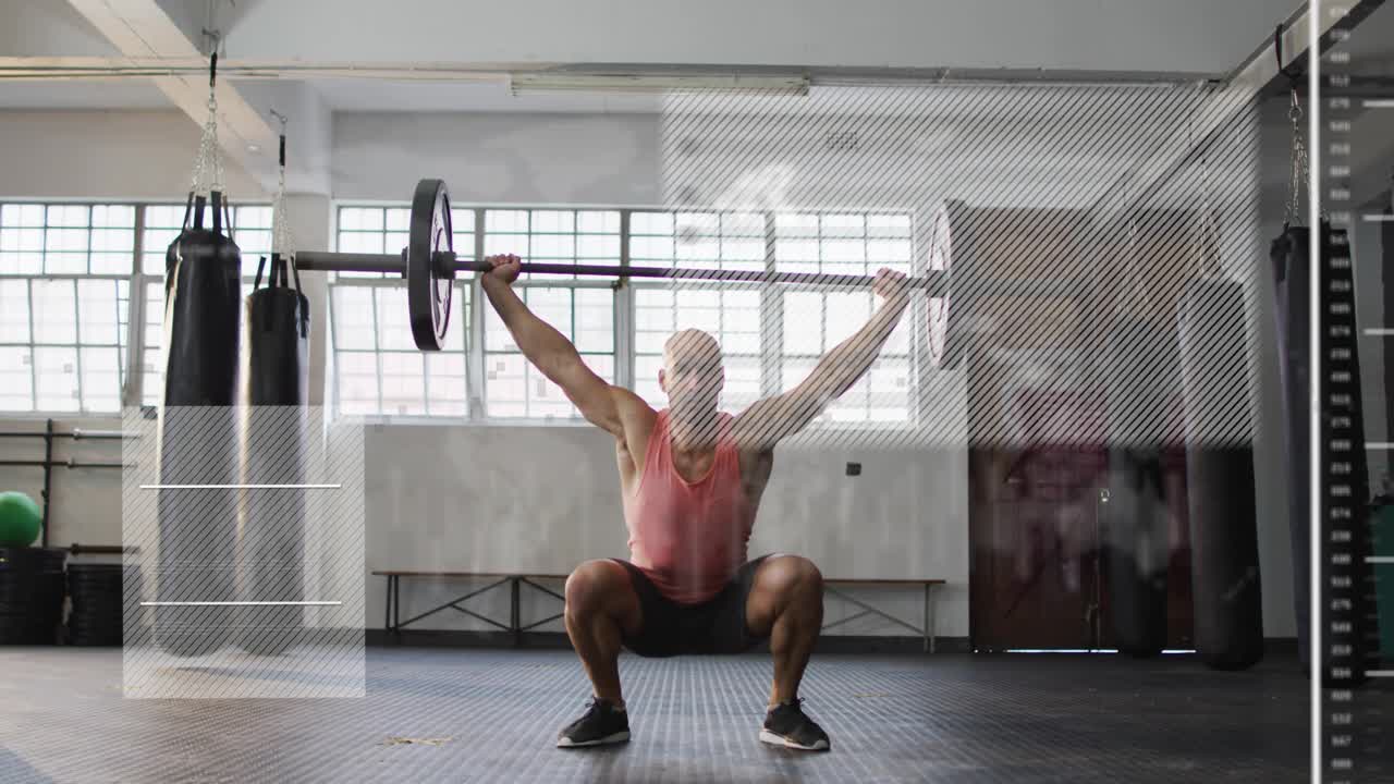 Sollevatore che porta una sbarra dalla presa allo snatch e allo squat sopra la testa, sovrapposizioni che mostrano il percorso della sbarra per il fitness