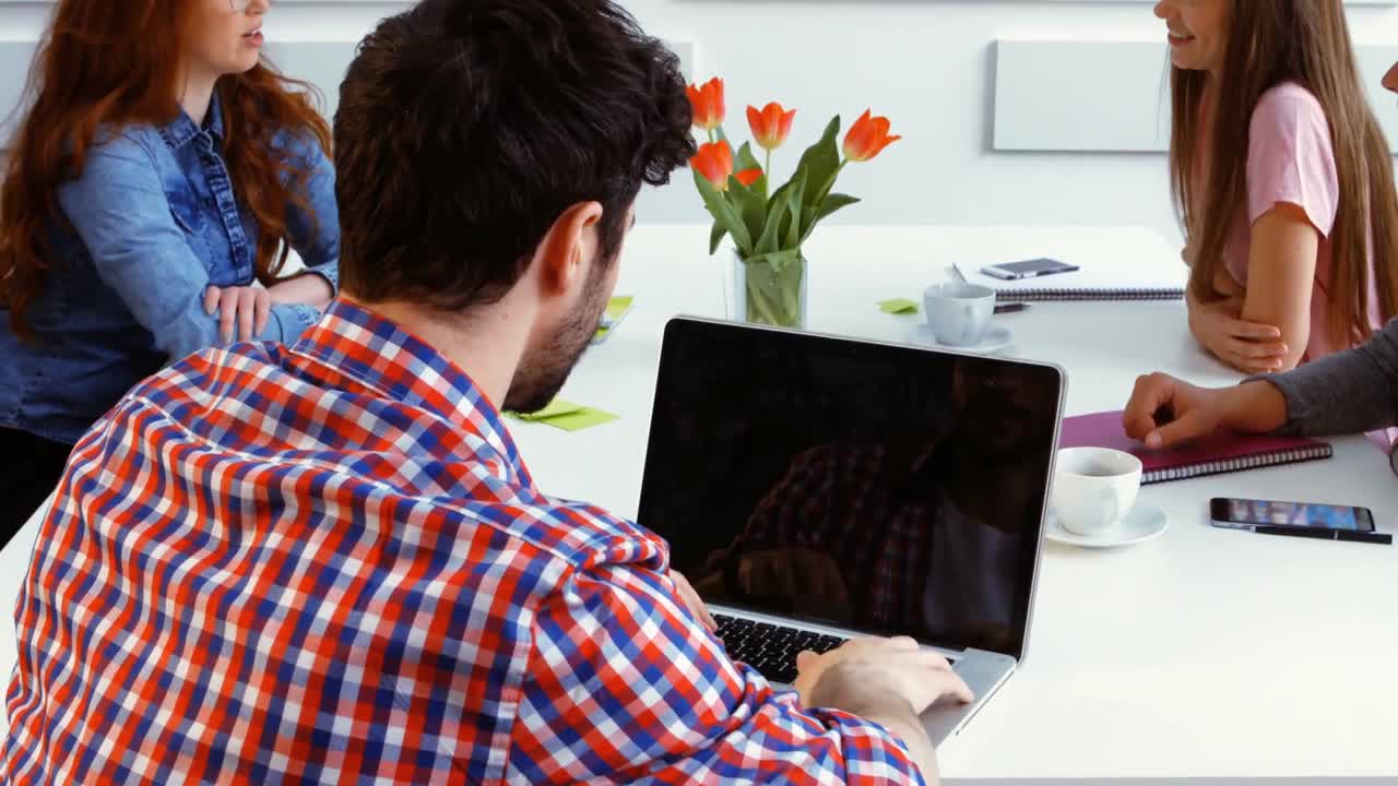 retrato de un ejecutivo de negocios usando una computadora portátil