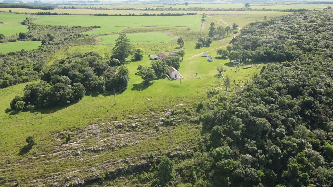 vista de drones de la capilla "nossa senhora das pedras", atracción turística religiosa, ciudad de palmeira, paraná, brasil
