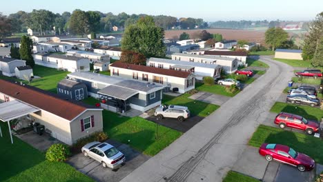 casas móviles en el parque de remolques americano durante la mañana de otoño