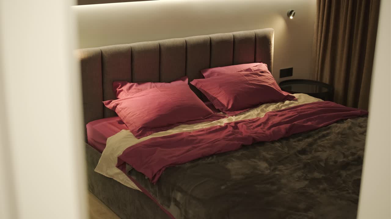 interior de apartamento minimalista moderno con decoración simple, tonos neutrales y líneas limpias. el diseño hace hincapié en la funcionalidad, creando un espacio de vida sereno y organizado.