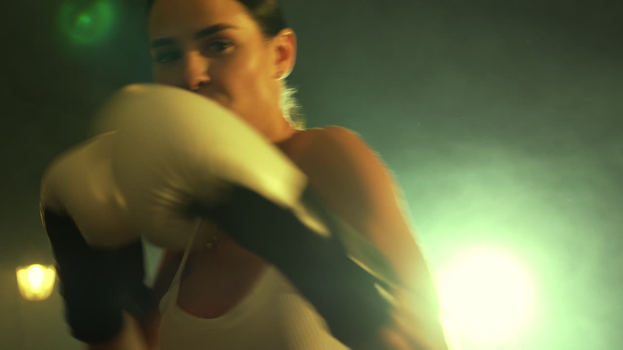 Sessione di allenamento di una donna che fa boxe