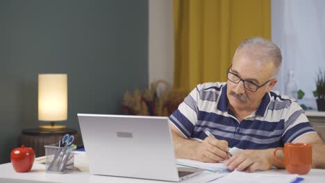 trabajador de oficina en casa, anciano haciendo investigación.