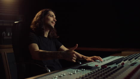 uomo gioioso che lavora in uno studio musicale