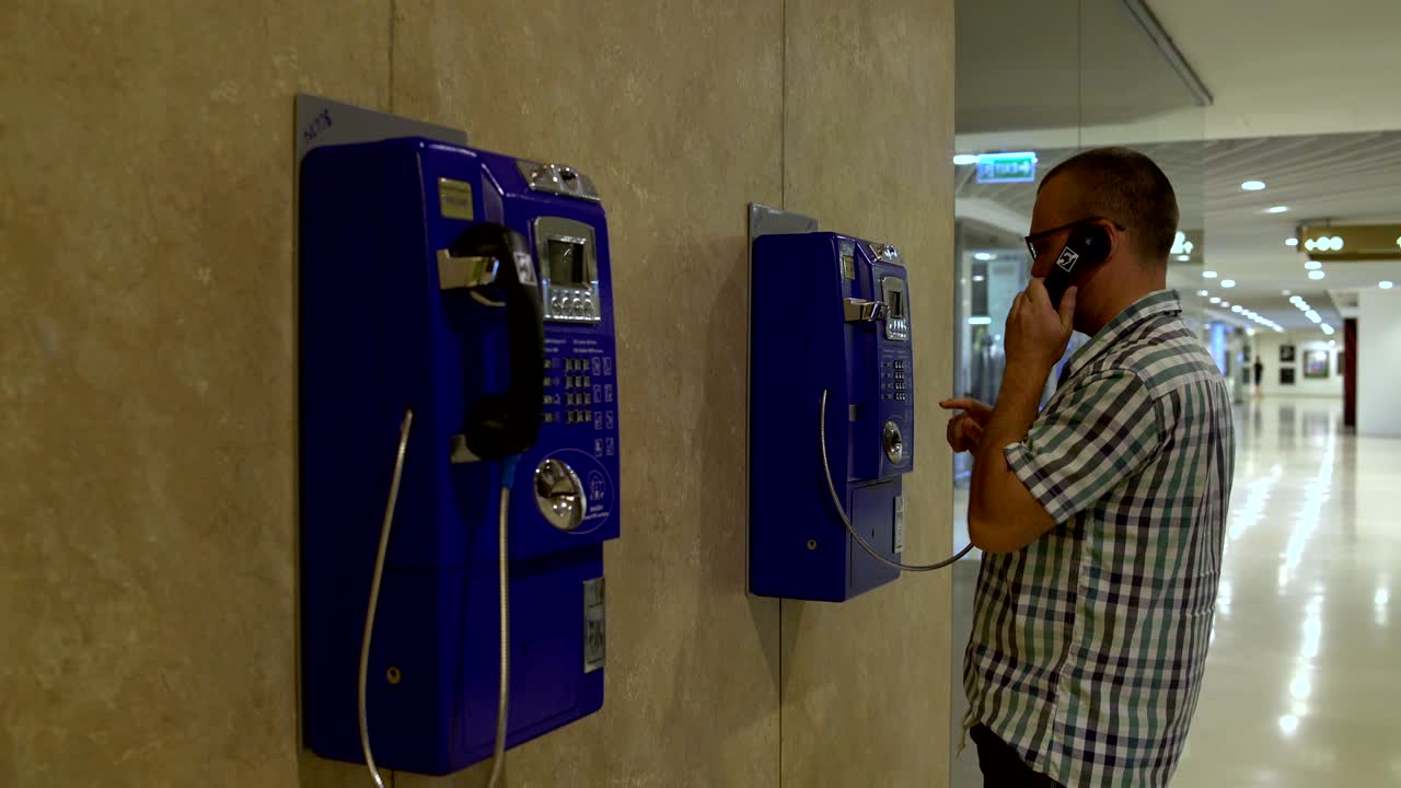 A man coming to the telephone and calls