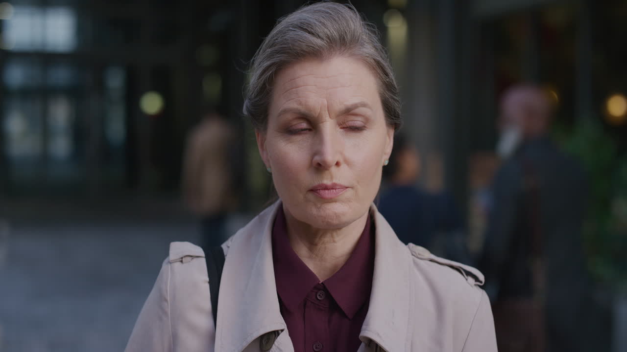 портрет зрелой независимой бизнесменки, выглядящей серьезно, женщины среднего возраста, предпринимательницы в городе, профессиональный городской образ жизни, замедленное движение.