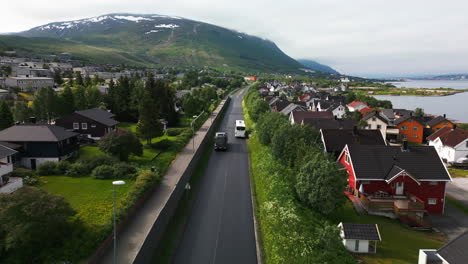 Autobús-En-Carretera-En-Tromso,-Noruega,-Drone-Sigue-El-Vehículo