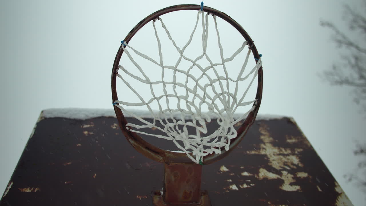 오래된, 녹슬은 농구 허프와 느린 운동 눈알이 겨울 눈 폭풍 동안 떨어지는