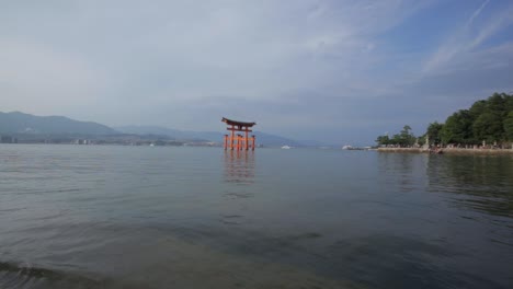 Miyajima-Spielt-Tori-Bei-Meerblick