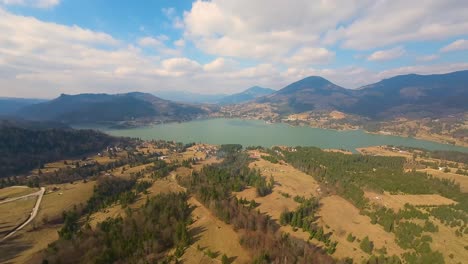 Vista-Aérea-Del-Lago-Colibita-En-Transilvania,-Rumania