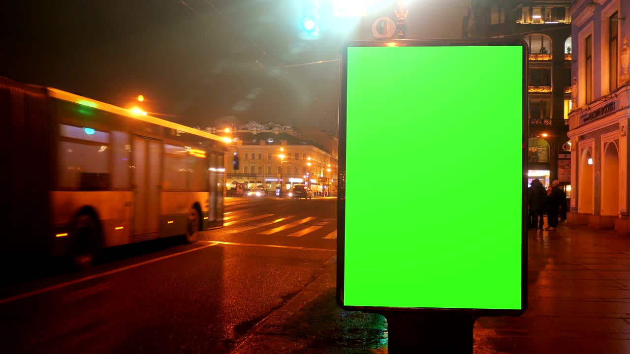 Un cartellone pubblicitario con un green screen.