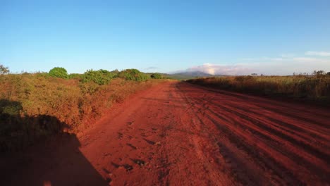 pov shot rijden op een rode onverharde weg op het eiland lanai in hawaï 2