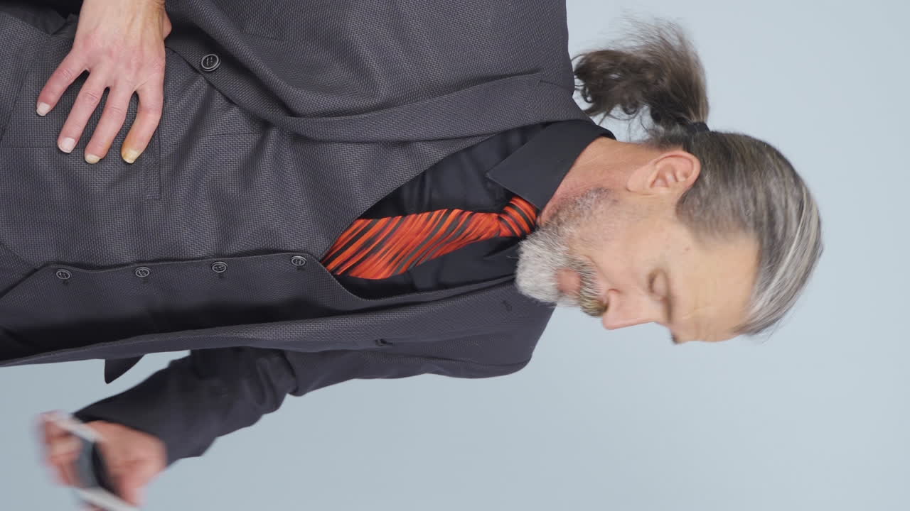 시간 압박에 시달리는  ⁇ 은 사업가의 수직 비디오.