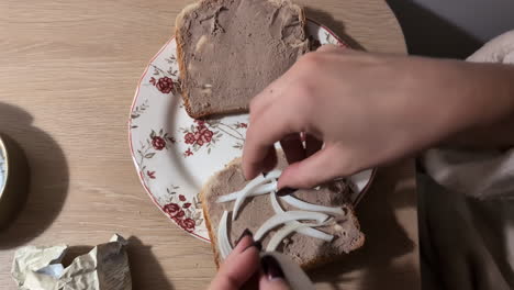 Fügen-Sie-Frische-Zwiebeln-Auf-Das-Leberpastetensandwich-Hinzu,-Ansicht-Von-Oben-Nach-Unten