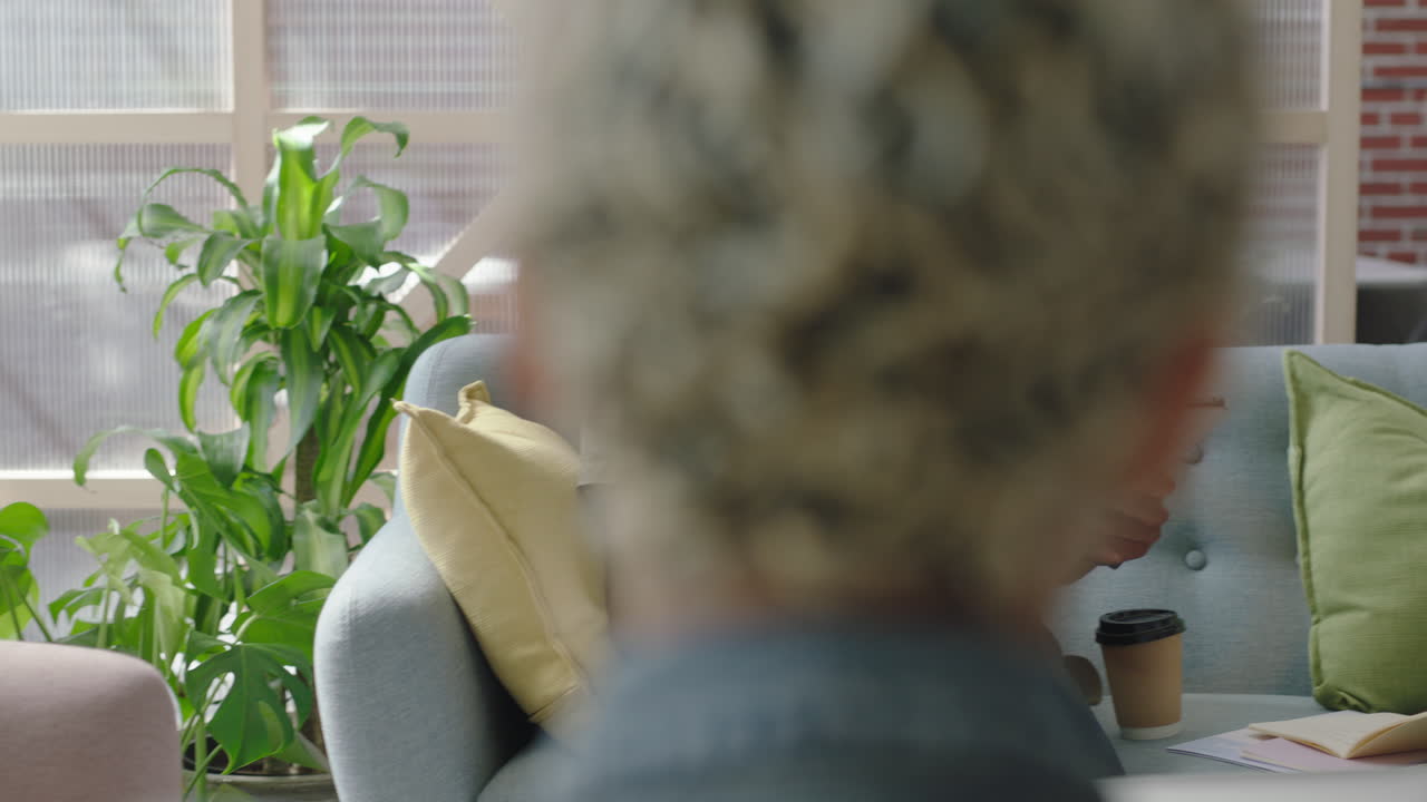 다양한 사업가들이 만나고 동료들이 아이디어를 공유하고 창의적인 팀이 다민족 사무실에서 커뮤니케이션 개발을 논의하고 편안한 팀워크 연결을 즐기고 있습니다.