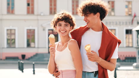 una pareja feliz disfrutando de un helado.