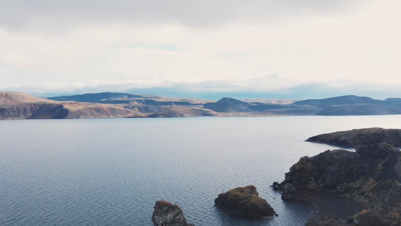 아이슬란드 클레이파르바튼 호수 기슭의 바위 절벽과 산들